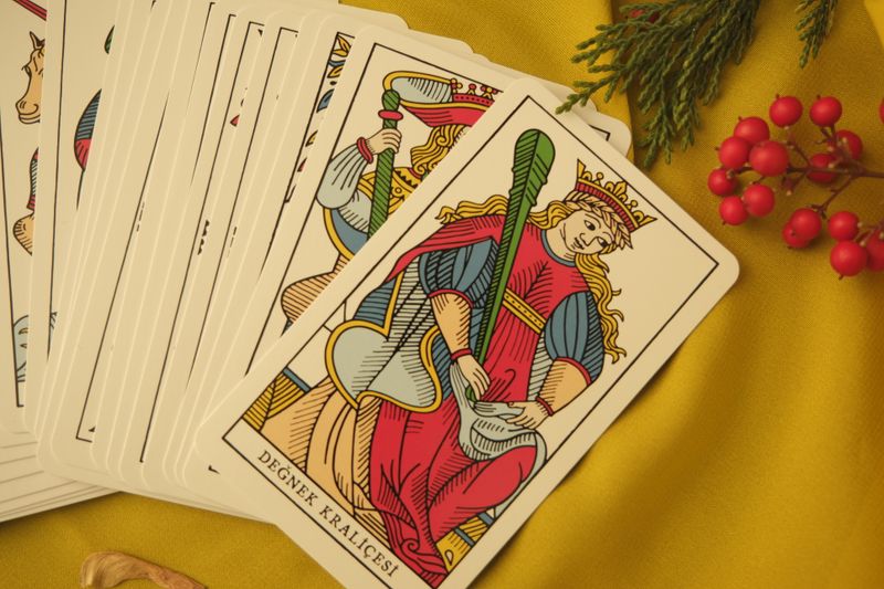 Les 56 arcanes mineurs du tarot